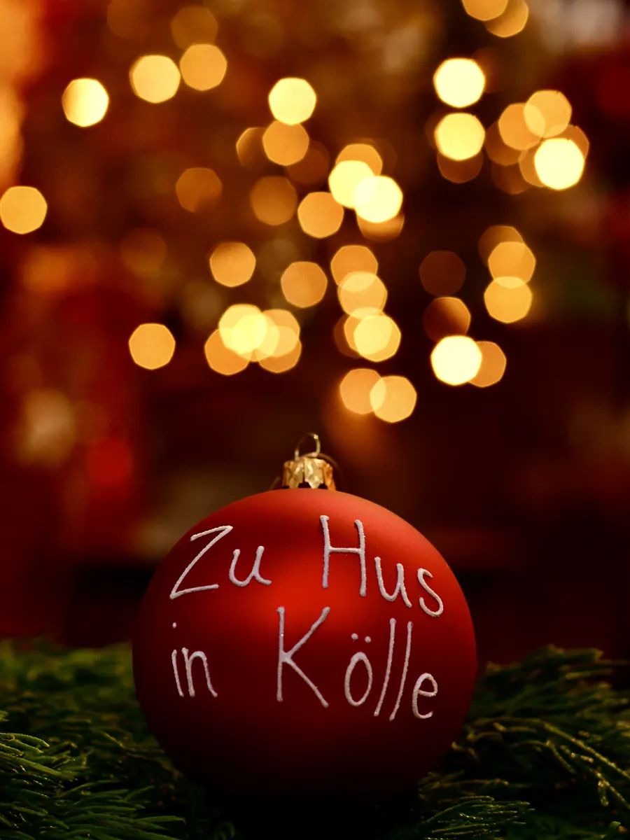 Rote Weihnachtskugel mit der Aufschrift Zu Hus in Kölle