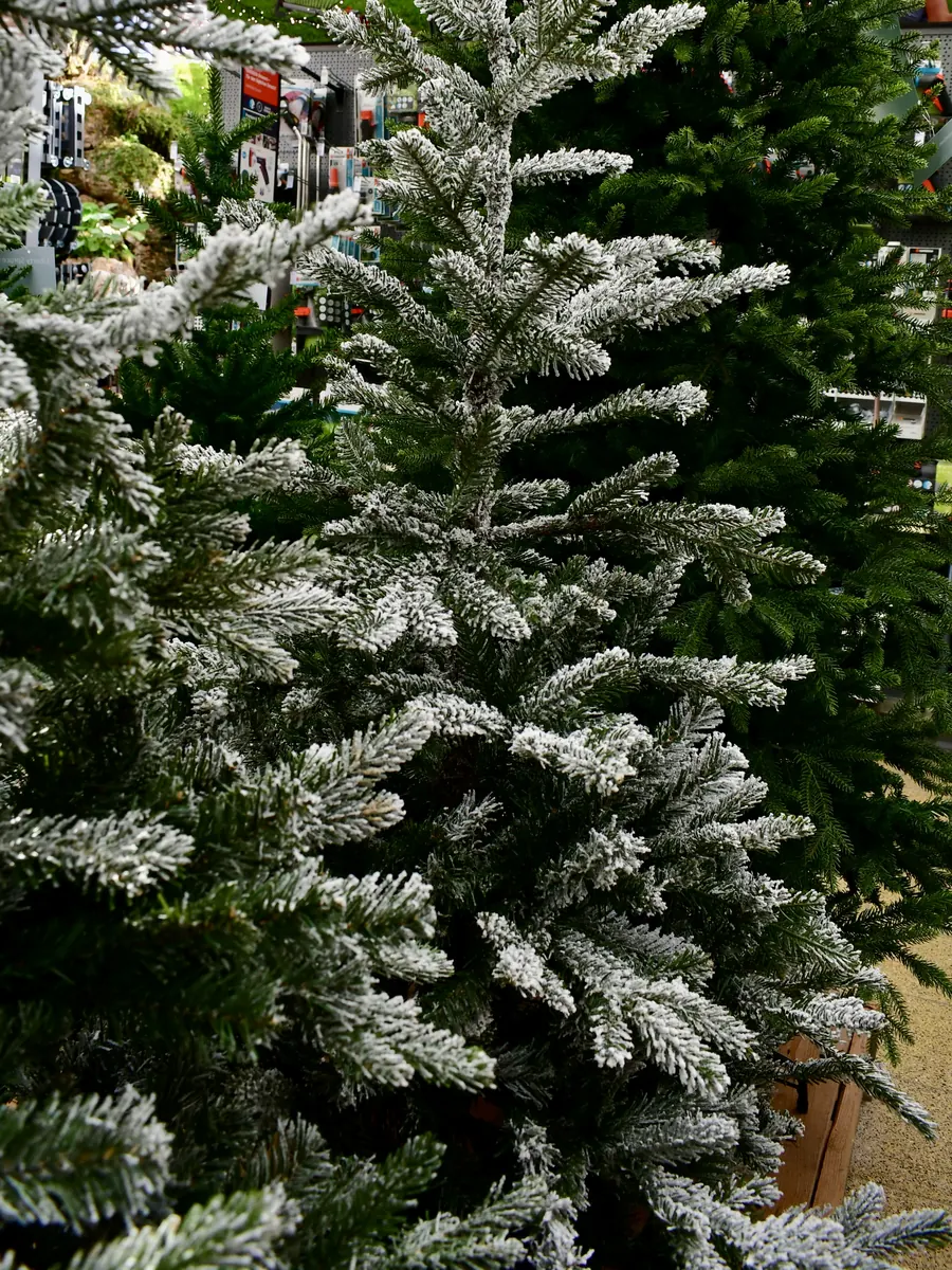 Künstlicher Weihnachtsbaum mit beschneiten Zweigspitzen