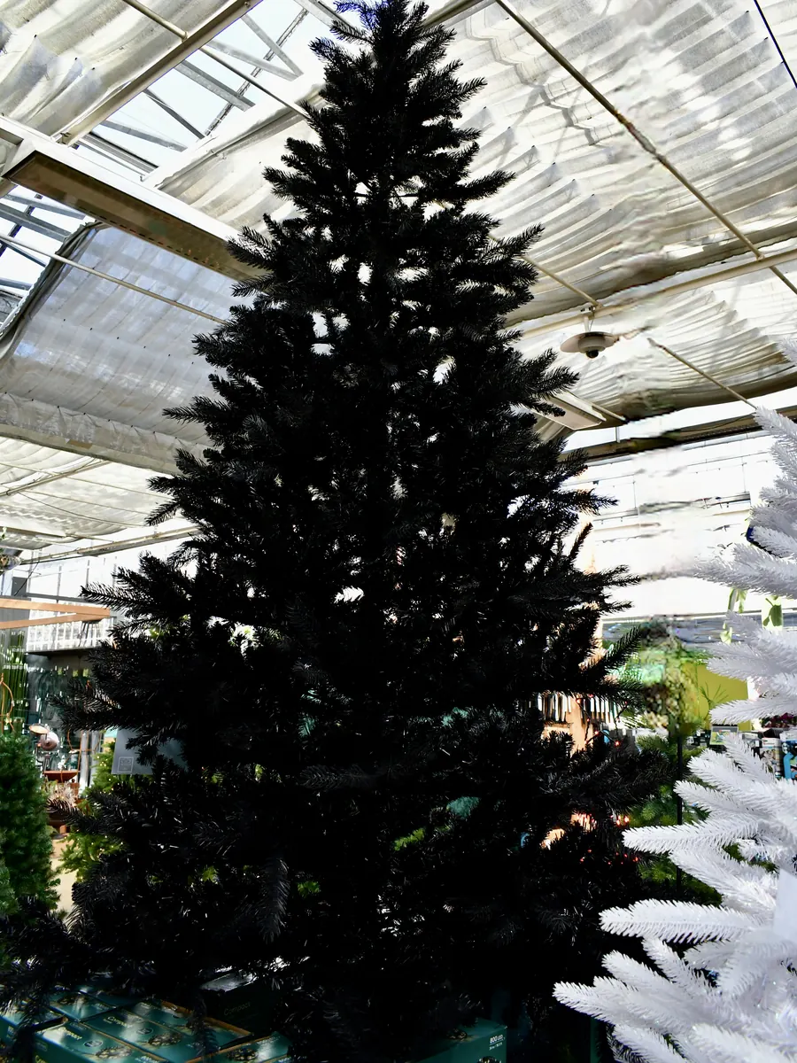 Großer schwarzer künstlicher Weihnachtsbaum