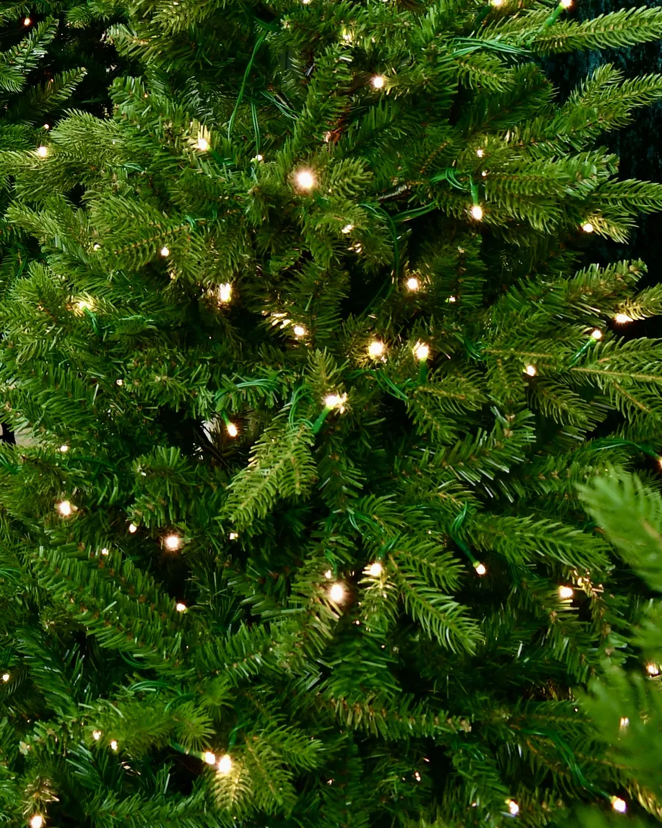 Künstlicher Weihnachtsbaum mit Beleuchtung in den Zweigen