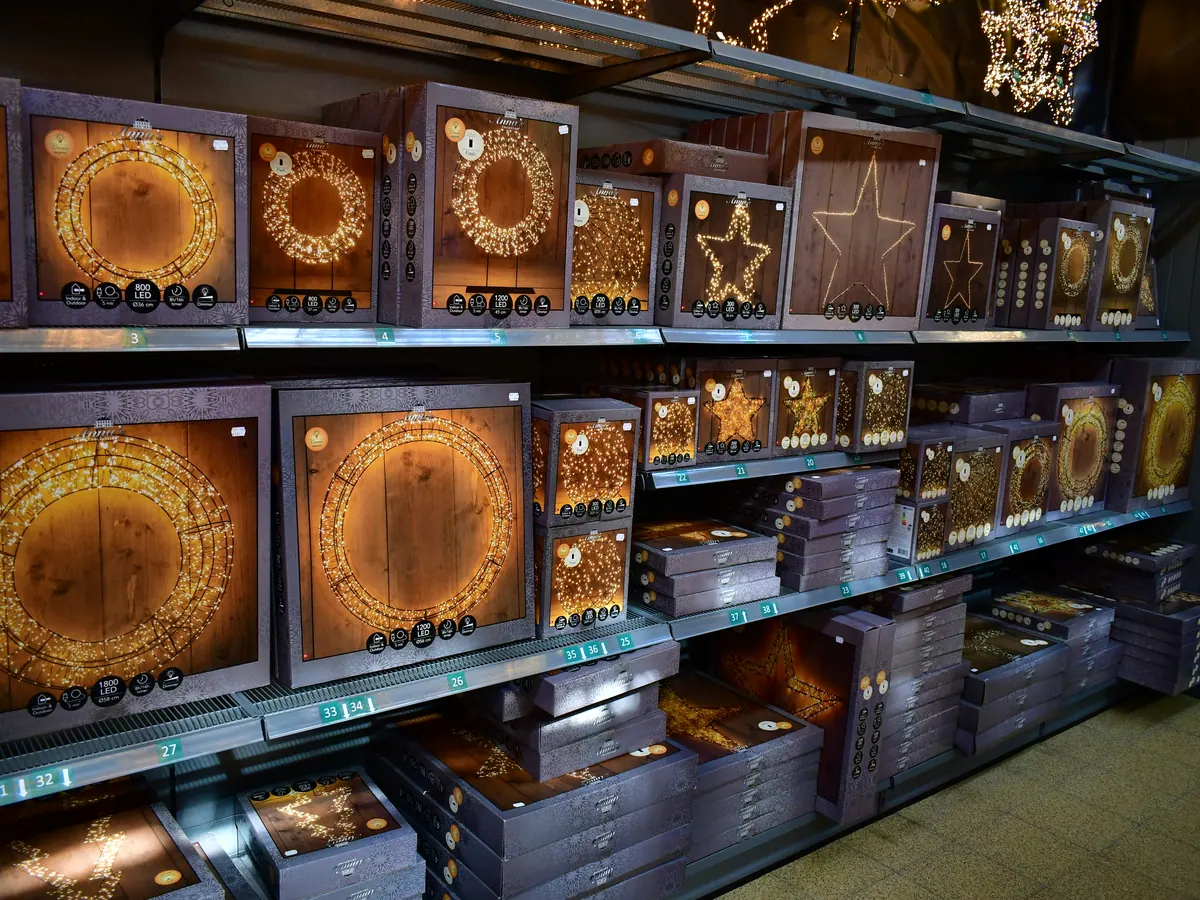 Regale mit verpackten Lichterketten und Lichtkränzen