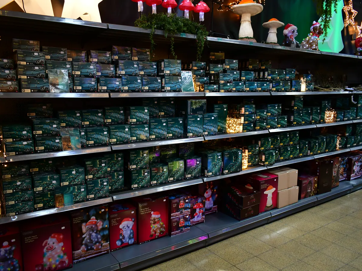 Lange Regalreihe mit Lichterketten