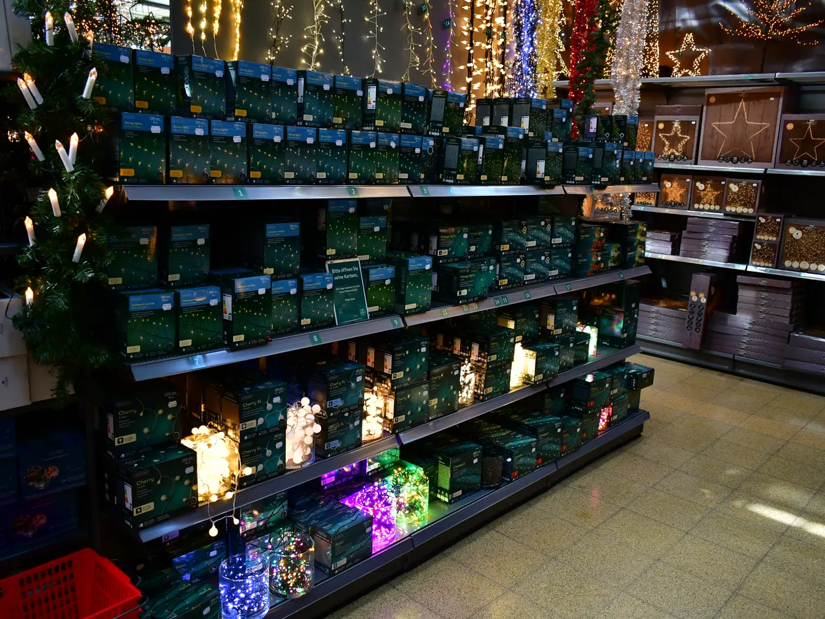 Regale mit bunter und warmweißer Weihnachtsbeleuchtung