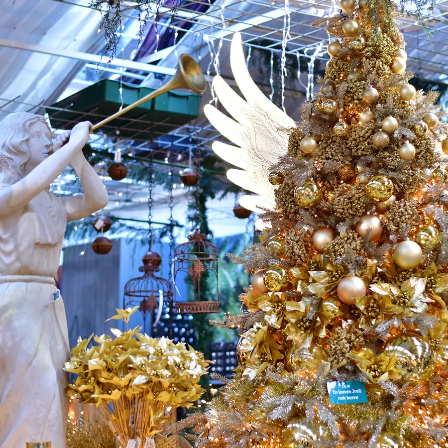 Goldener Baum mit Lichtern und Engelsfigur