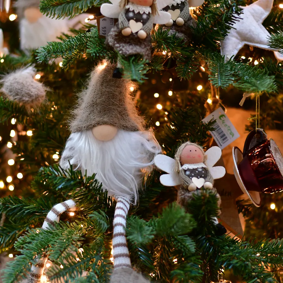 Wichtel-Anhänger in einem Baum mit warmweißen Lichtern