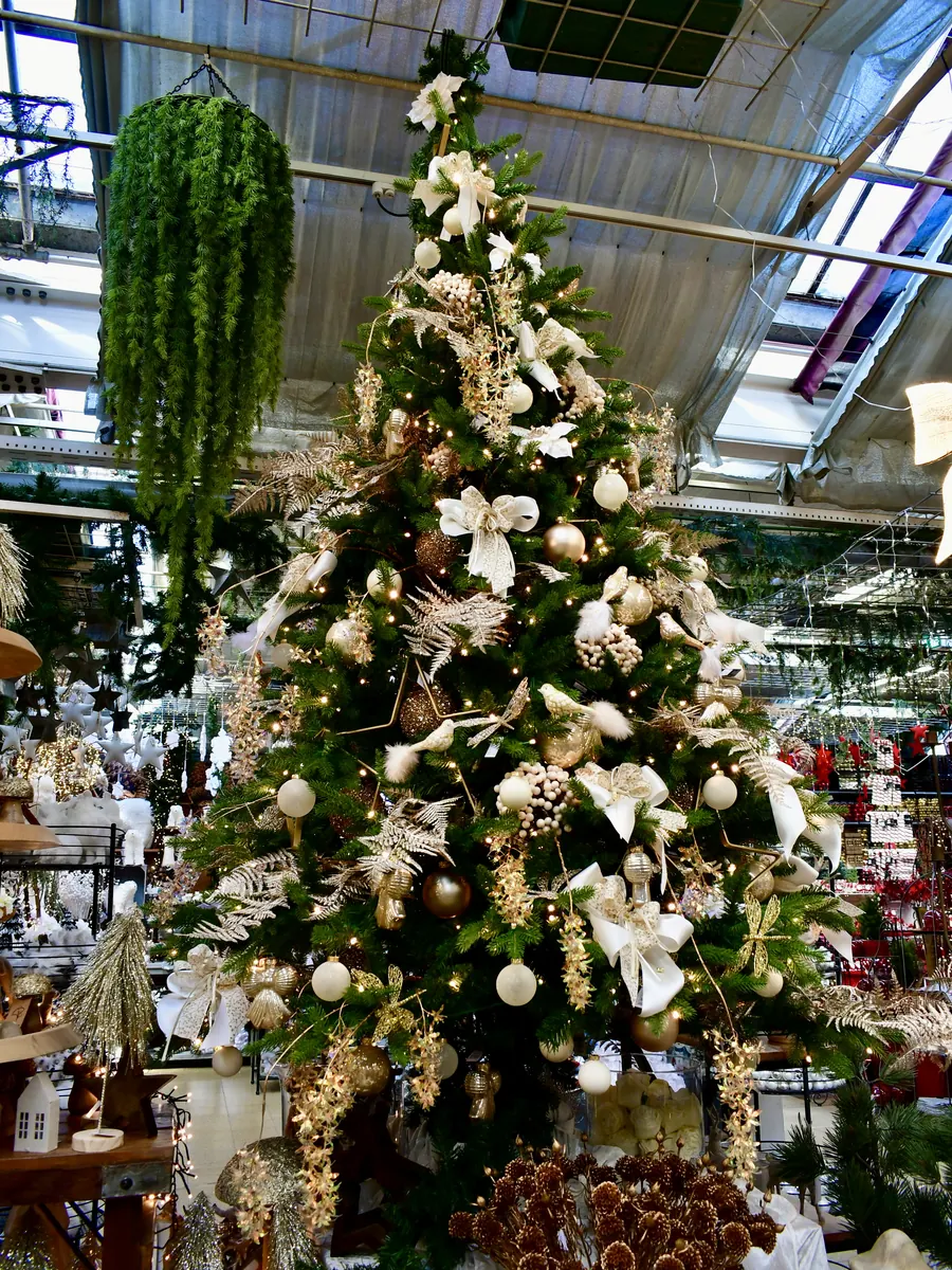 Themenbaum in Creme und Gold mit Schleifen und Kugeln im Weihnachtsbazar
