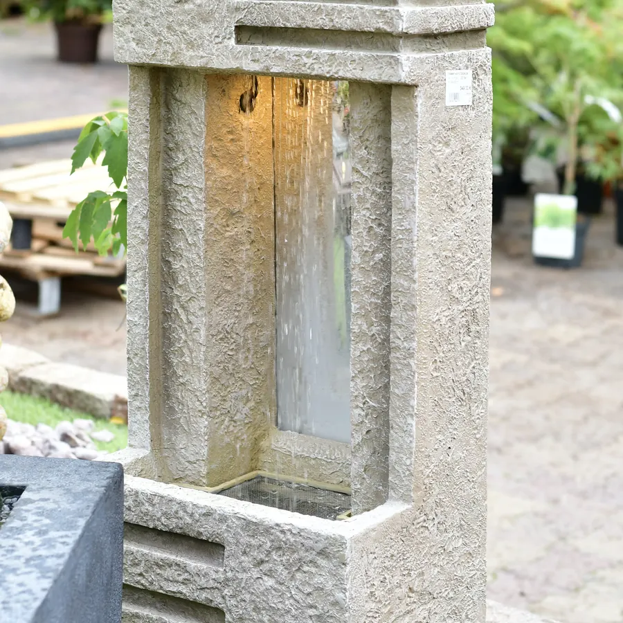 Moderner Brunnen aus hellem Stein