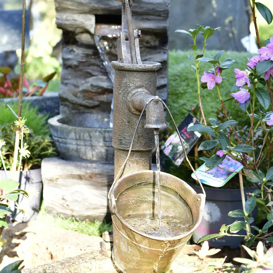 Gartenbrunnen im Schwengelpumpen-Stil mit Eimer